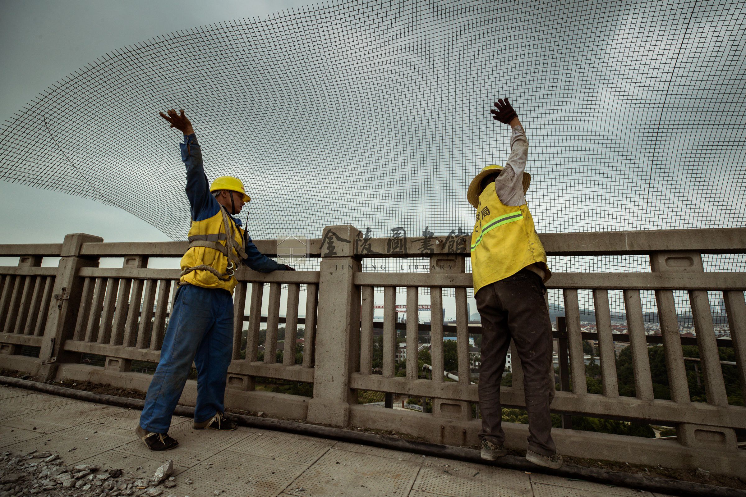 2017年7月17日，“蜘蛛人”在高达40米的桥墩修补涂装施工。刘晓光摄