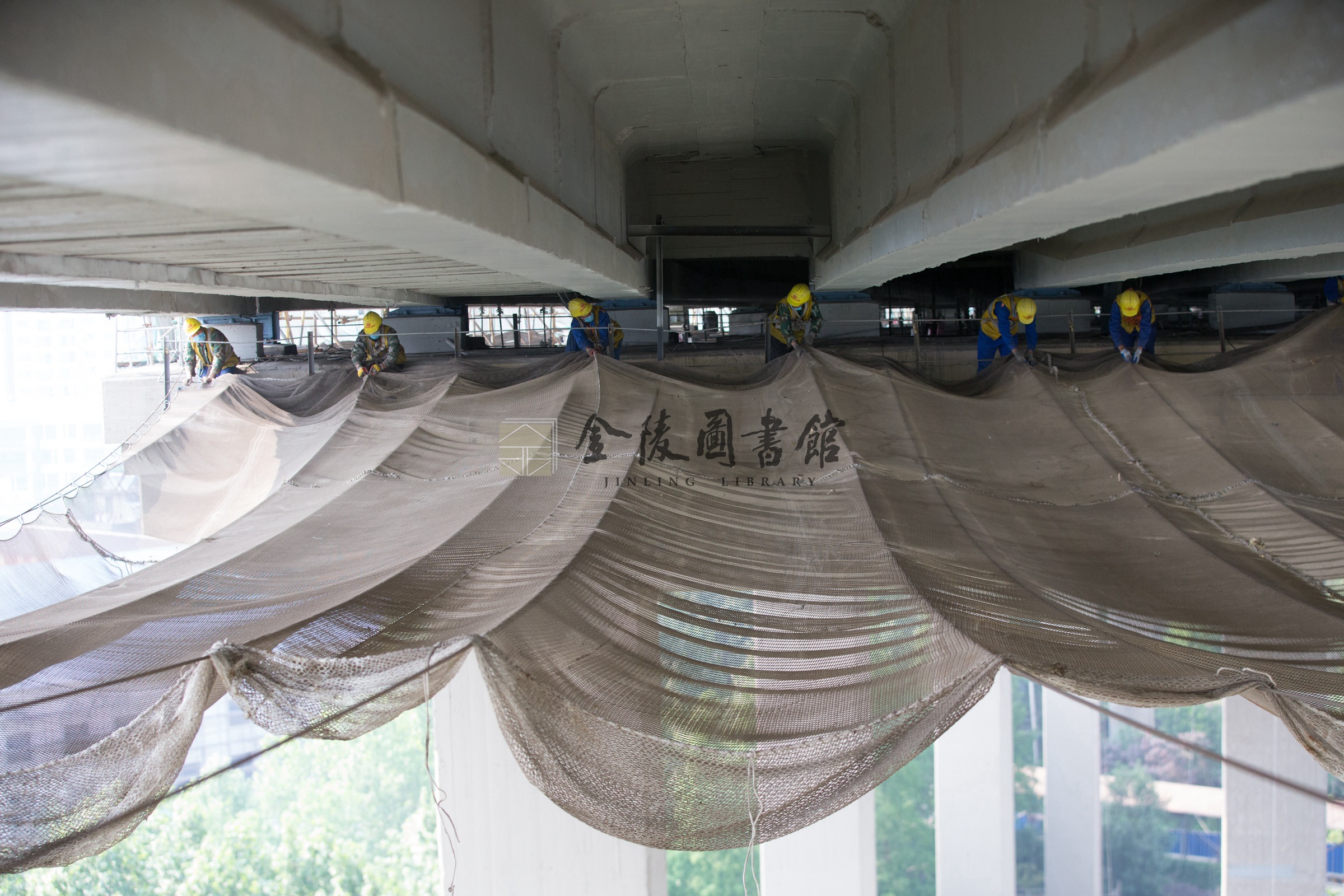 2018年5月4日，正桥防护棚架拆除施工的工人在开班前会。薛晓红摄