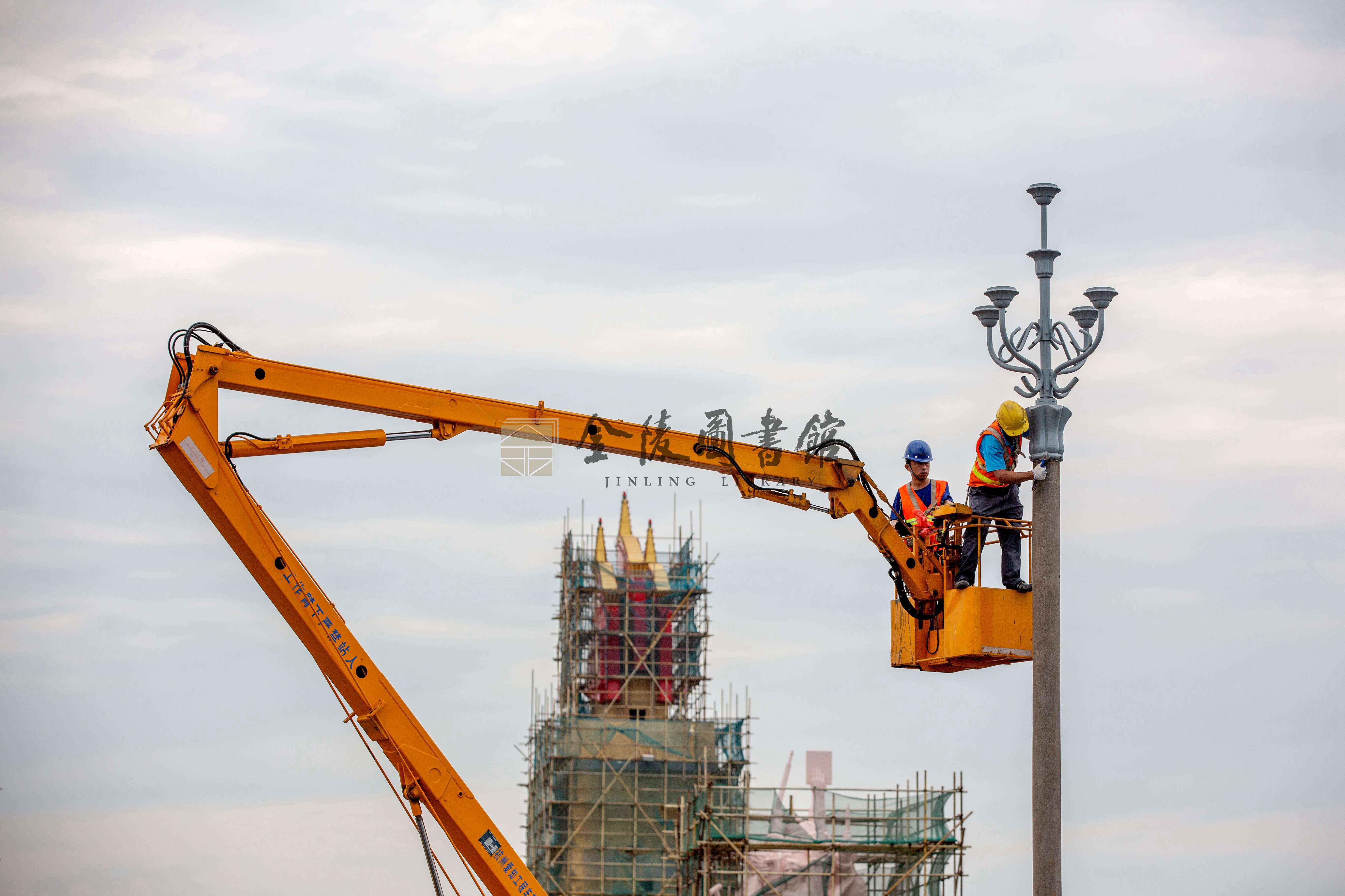 2018年7月25日，下班的工人从整修一新的大桥走过。刘晓光摄