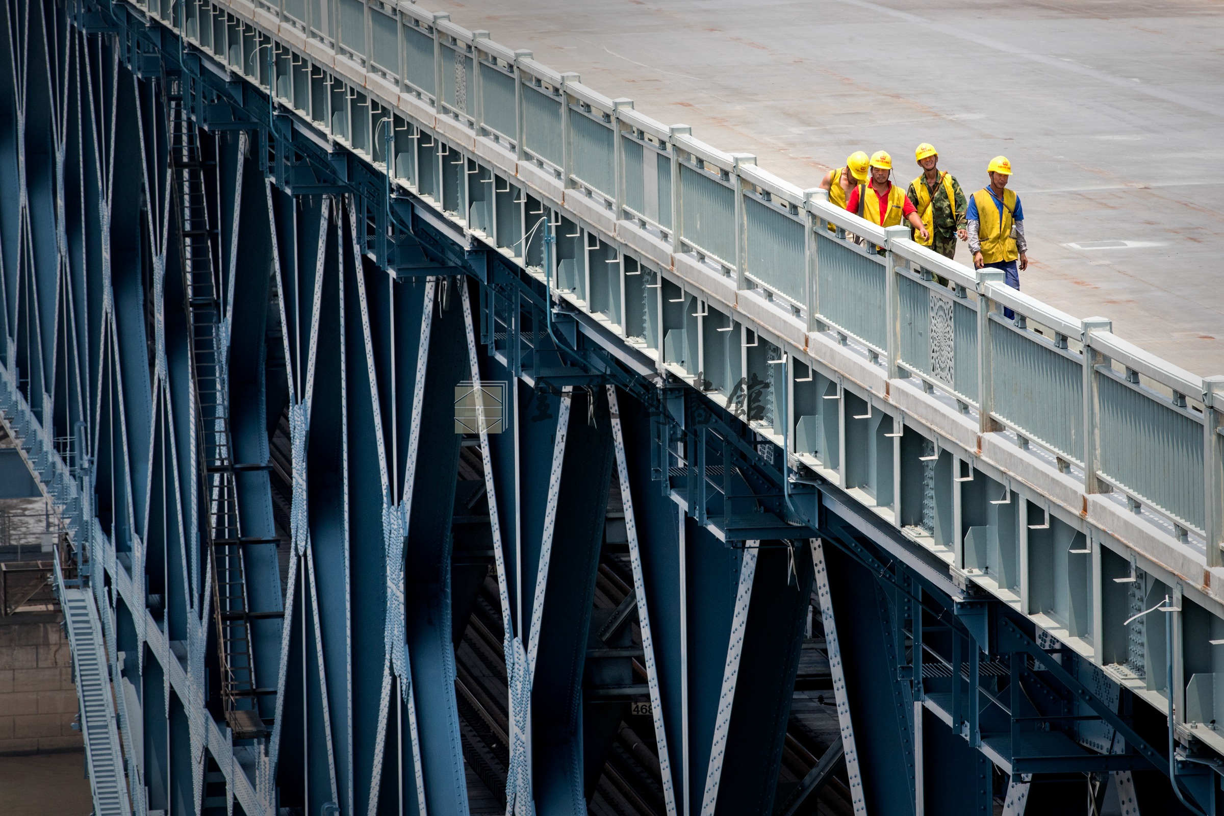 2018年8月14日，正桥人行道涂装的施工工人合影。薛晓红摄