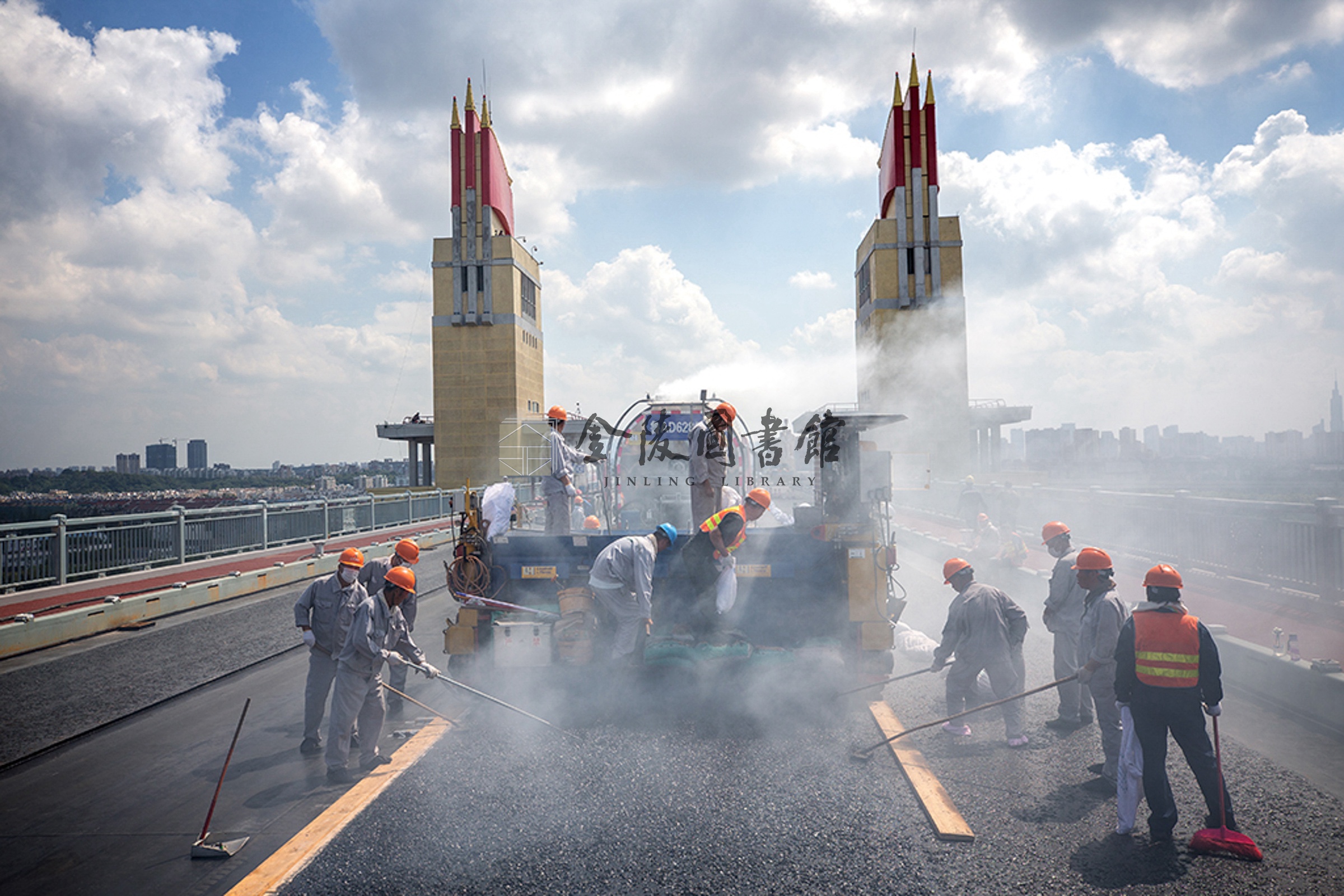 2018年9月27日，正桥下面层浇筑式沥青铺装施工。薛晓红摄